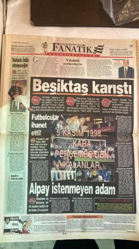 FANATİK SPOR GAZETESİ - TURKISH NEWSPAPER - DOĞUM GÜNÜ HEDİYESİ  - EKSİKSİZ TAM TAKIM GAZETE - 7 KASIM 1998 CUMARTESİ - SAYI: 1084 - ELVİR BALİÇ - UCHE - MEHMET Y. YILMAZ - NECATİ BİLGİÇ - ABDULLAH ÇEVRİM - ONUR BELGE - ENGİN VEREL - OKTAY - FEVZİ - EKREM - SÜLEYMAN SEBA - ORHAN YILDIRIM - TOSHACK - FARUK SÜREN - FATİH TERİM - BÜLENT - FILIPESCU - VEDAT - HASAN - HAKAN ŞÜKÜR - CENGİZ KAFTAN - YAŞAR SAYGI - AYKUT AKICI - BU VATAN HEPİMİZİN - GERÇEK SPOR GAZETESİ - FANATİK - KURALARI ÇEKİLDİ - ÜZÜLDÜLER - FENERBAHÇE ANTALYASPOR ENGELİNE TAKILDI - AH FENER VAH FENER - BU KADRO İLE ZOR - İÇİMİZDEN VURULDUK - BUNUN ADI FUTBOL DEĞİL - KREDİ BİTTİ - UCHE DE MODAYA UYDU - TATSIZ TUZSUZ - KANARYA HALA ŞOKTA - BEŞİKTAŞ YANGIN YERİ - HESAP VERDİLER - TOSHACK İSTİFA YOK - PUAN DURUMU - HAFTANIN MAÇLARI - TERİM’DEN SERT UYARI - KAPTAN BÜLENT’İN HASRETİ BİTİYOR - ÇANAKKALE YOLCULARI - EKSİKLER MECBUR ETTİ - TERİM’DEN ÜLTİMATOM - YENDİK SEVİNDİK TAMAM - TEKNİK PATRON BENİM - KADRODA EKONOMİ - MAGANDA