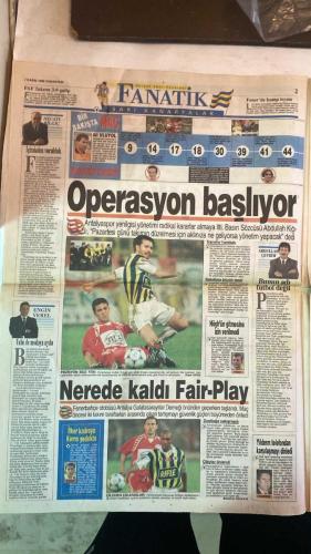 FANATİK SPOR GAZETESİ - TURKISH NEWSPAPER - DOĞUM GÜNÜ HEDİYESİ  - EKSİKSİZ TAM TAKIM GAZETE - 7 KASIM 1998 CUMARTESİ - SAYI: 1084 - ELVİR BALİÇ - UCHE - MEHMET Y. YILMAZ - NECATİ BİLGİÇ - ABDULLAH ÇEVRİM - ONUR BELGE - ENGİN VEREL - OKTAY - FEVZİ - EKREM - SÜLEYMAN SEBA - ORHAN YILDIRIM - TOSHACK - FARUK SÜREN - FATİH TERİM - BÜLENT - FILIPESCU - VEDAT - HASAN - HAKAN ŞÜKÜR - CENGİZ KAFTAN - YAŞAR SAYGI - AYKUT AKICI - BU VATAN HEPİMİZİN - GERÇEK SPOR GAZETESİ - FANATİK - KURALARI ÇEKİLDİ - ÜZÜLDÜLER - FENERBAHÇE ANTALYASPOR ENGELİNE TAKILDI - AH FENER VAH FENER - BU KADRO İLE ZOR - İÇİMİZDEN VURULDUK - BUNUN ADI FUTBOL DEĞİL - KREDİ BİTTİ - UCHE DE MODAYA UYDU - TATSIZ TUZSUZ - KANARYA HALA ŞOKTA - BEŞİKTAŞ YANGIN YERİ - HESAP VERDİLER - TOSHACK İSTİFA YOK - PUAN DURUMU - HAFTANIN MAÇLARI - TERİM’DEN SERT UYARI - KAPTAN BÜLENT’İN HASRETİ BİTİYOR - ÇANAKKALE YOLCULARI - EKSİKLER MECBUR ETTİ - TERİM’DEN ÜLTİMATOM - YENDİK SEVİNDİK TAMAM - TEKNİK PATRON BENİM - KADRODA EKONOMİ - MAGANDA