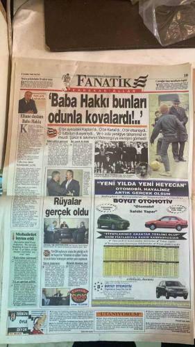 FANATİK SPOR GAZETESİ - TURKISH NEWSPAPER - DOĞUM GÜNÜ HEDİYESİ  - EKSİKSİZ TAM TAKIM GAZETE - 8 KASIM 1998 PAZAR - SAYI: 1085 - FARUK - FATİH TERİM - BECALI - MEHMET ZENGİN - NECMİ PEREKLİ - MEHMET TAN - NACİ YALINKILIÇ - SELÇUK MUMCU - ALİ YILDIRIM - AZİZ YILDIRIM - TOSHACK - RASİM KARA - YASİN ÖZDENAK - SADIK İLHAN - OKAN - POPESCU - BÜLENT - UFUK - HAKAN - DURSUN - SERKAN - HAGI - MUSUSI - TURAN - ENGİN - ZEKİ AKYOL - TROLCU DEMİRKOL - BU VATAN HEPİMİZİN - GERÇEK SPOR GAZETESİ - FANATİK - GALATASARAY GENÇ FARUK’U BARCA’YA VERİYOR - CİM BOM’UN GANALILAR’I TÜRK MİLLİ TAKIMI’NDA - TRABZONSPOR KARABÜK ENGELİNİ AŞTI - KARTAL VE ASLAN ZORLU VİRAJDA - POTADA DEPLASMAN TAKIMLARI GÜLDÜ - TRABZON DEMİR ALDI - BU FUTBOLLA BU KADAR - TRABZON KAN KUSTU - ZENGİNLİK MEHMET’TEN - CAMPBELL’DAN YİNE SES ÇIKMADI - FENER BAŞKAN’I KALPTEN GÖTÜRECEK - TRİBÜNDE KAVGA ÇIKTI - AMOKACHİ’Yİ SATIN - AZİZ YILDIRIM ABD’DE CHECK-UP - LÖW: CEZAYI TAKIM İÇİNDE KESECEĞİM - RASİM-YASİN CİM BOM’A KARŞI - KALEDE KRALD