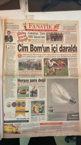 FANATİK SPOR GAZETESİ - TURKISH NEWSPAPER - DOĞUM GÜNÜ HEDİYESİ  - EKSİKSİZ TAM TAKIM GAZETE - 8 KASIM 1998 PAZAR - SAYI: 1085 - FARUK - FATİH TERİM - BECALI - MEHMET ZENGİN - NECMİ PEREKLİ - MEHMET TAN - NACİ YALINKILIÇ - SELÇUK MUMCU - ALİ YILDIRIM - AZİZ YILDIRIM - TOSHACK - RASİM KARA - YASİN ÖZDENAK - SADIK İLHAN - OKAN - POPESCU - BÜLENT - UFUK - HAKAN - DURSUN - SERKAN - HAGI - MUSUSI - TURAN - ENGİN - ZEKİ AKYOL - TROLCU DEMİRKOL - BU VATAN HEPİMİZİN - GERÇEK SPOR GAZETESİ - FANATİK - GALATASARAY GENÇ FARUK’U BARCA’YA VERİYOR - CİM BOM’UN GANALILAR’I TÜRK MİLLİ TAKIMI’NDA - TRABZONSPOR KARABÜK ENGELİNİ AŞTI - KARTAL VE ASLAN ZORLU VİRAJDA - POTADA DEPLASMAN TAKIMLARI GÜLDÜ - TRABZON DEMİR ALDI - BU FUTBOLLA BU KADAR - TRABZON KAN KUSTU - ZENGİNLİK MEHMET’TEN - CAMPBELL’DAN YİNE SES ÇIKMADI - FENER BAŞKAN’I KALPTEN GÖTÜRECEK - TRİBÜNDE KAVGA ÇIKTI - AMOKACHİ’Yİ SATIN - AZİZ YILDIRIM ABD’DE CHECK-UP - LÖW: CEZAYI TAKIM İÇİNDE KESECEĞİM - RASİM-YASİN CİM BOM’A KARŞI - KALEDE KRALD