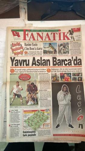 FANATİK SPOR GAZETESİ - TURKISH NEWSPAPER - DOĞUM GÜNÜ HEDİYESİ  - EKSİKSİZ TAM TAKIM GAZETE - 8 KASIM 1998 PAZAR - SAYI: 1085 - FARUK - FATİH TERİM - BECALI - MEHMET ZENGİN - NECMİ PEREKLİ - MEHMET TAN - NACİ YALINKILIÇ - SELÇUK MUMCU - ALİ YILDIRIM - AZİZ YILDIRIM - TOSHACK - RASİM KARA - YASİN ÖZDENAK - SADIK İLHAN - OKAN - POPESCU - BÜLENT - UFUK - HAKAN - DURSUN - SERKAN - HAGI - MUSUSI - TURAN - ENGİN - ZEKİ AKYOL - TROLCU DEMİRKOL - BU VATAN HEPİMİZİN - GERÇEK SPOR GAZETESİ - FANATİK - GALATASARAY GENÇ FARUK’U BARCA’YA VERİYOR - CİM BOM’UN GANALILAR’I TÜRK MİLLİ TAKIMI’NDA - TRABZONSPOR KARABÜK ENGELİNİ AŞTI - KARTAL VE ASLAN ZORLU VİRAJDA - POTADA DEPLASMAN TAKIMLARI GÜLDÜ - TRABZON DEMİR ALDI - BU FUTBOLLA BU KADAR - TRABZON KAN KUSTU - ZENGİNLİK MEHMET’TEN - CAMPBELL’DAN YİNE SES ÇIKMADI - FENER BAŞKAN’I KALPTEN GÖTÜRECEK - TRİBÜNDE KAVGA ÇIKTI - AMOKACHİ’Yİ SATIN - AZİZ YILDIRIM ABD’DE CHECK-UP - LÖW: CEZAYI TAKIM İÇİNDE KESECEĞİM - RASİM-YASİN CİM BOM’A KARŞI - KALEDE KRALD