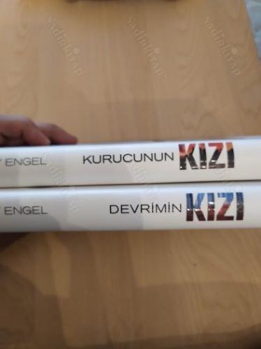 Kurucunun Kızı / Devrimin Kızı - 2 Cilt Takım