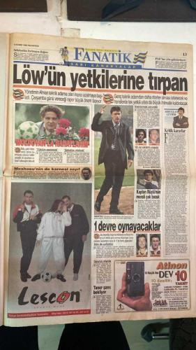 FANATİK SPOR GAZETESİ - TURKISH NEWSPAPER - DOĞUM GÜNÜ HEDİYESİ  - EKSİKSİZ TAM TAKIM GAZETE - 9 KASIM 1998 PAZARTESİ - SAYI: 1086 - HAGI - ARİF - HAKAN ŞÜKÜR - OKAN - TOLUNAY - EMRE - TAMER - AYKUT AKICI - EROL DEMİRKOL - GÜVEN TANER - FAİK GÜRSES - ULVİ GÜVENEROĞLU - MEHMET GENÇ - GÜRCAN BERK - ATIF KEÇECİ - TAYLAN UYGUR - İSMET TONGO - OSMAN TANBURACI - TEMEL ÖZALAK - OĞUZ DİZER - ORHAN YILDIRIM - SÜLEYMAN KARA - AYHAN - OHEN - NİHAT - BU VATAN HEPİMİZİN - GERÇEK SPOR GAZETESİ - FANATİK - CİM BOM 5. VİTESTE - ASLAN - TOLUNAY İLK GOLÜNÜ ATTI - HAKAN ŞÜKÜR 1949. GOLÜNÜ KAYDETTİ - 18 MART STADI’NDA ÇANAKKALE’YE GOL YAĞDI - KARTAL YIKILMADI AYAKTA - KÖTÜ GÜN DOSTLARI - SEYİRCİ VE AYHAN - ÖNEMLİ OLAN KAZANMAK - MORAL BULDULAR - ÜÇ PUANA TECRÜBESİYLE UZANDI - BEŞİKTAŞ SİLKİNDİ - DERTLERİN SONU OLSUN - FUTBOL YOK 2 GOL VAR - KOLAY DEPLASMAN - BUNLARIN HEPSİ HAGİ KOPYASI - GÜLE OYNAYA - BOĞAZDAKİ PIRLANTA - PUAN DURUMU - HAFTANIN MAÇLARI - BEŞİKTAŞ GÖNÜL ALDI - ALPAY - SELLAMİ - MEHMET - OK