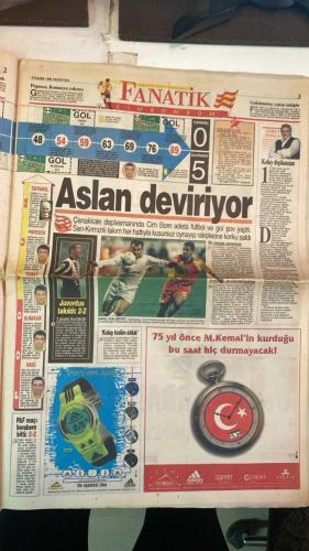 FANATİK SPOR GAZETESİ - TURKISH NEWSPAPER - DOĞUM GÜNÜ HEDİYESİ  - EKSİKSİZ TAM TAKIM GAZETE - 9 KASIM 1998 PAZARTESİ - SAYI: 1086 - HAGI - ARİF - HAKAN ŞÜKÜR - OKAN - TOLUNAY - EMRE - TAMER - AYKUT AKICI - EROL DEMİRKOL - GÜVEN TANER - FAİK GÜRSES - ULVİ GÜVENEROĞLU - MEHMET GENÇ - GÜRCAN BERK - ATIF KEÇECİ - TAYLAN UYGUR - İSMET TONGO - OSMAN TANBURACI - TEMEL ÖZALAK - OĞUZ DİZER - ORHAN YILDIRIM - SÜLEYMAN KARA - AYHAN - OHEN - NİHAT - BU VATAN HEPİMİZİN - GERÇEK SPOR GAZETESİ - FANATİK - CİM BOM 5. VİTESTE - ASLAN - TOLUNAY İLK GOLÜNÜ ATTI - HAKAN ŞÜKÜR 1949. GOLÜNÜ KAYDETTİ - 18 MART STADI’NDA ÇANAKKALE’YE GOL YAĞDI - KARTAL YIKILMADI AYAKTA - KÖTÜ GÜN DOSTLARI - SEYİRCİ VE AYHAN - ÖNEMLİ OLAN KAZANMAK - MORAL BULDULAR - ÜÇ PUANA TECRÜBESİYLE UZANDI - BEŞİKTAŞ SİLKİNDİ - DERTLERİN SONU OLSUN - FUTBOL YOK 2 GOL VAR - KOLAY DEPLASMAN - BUNLARIN HEPSİ HAGİ KOPYASI - GÜLE OYNAYA - BOĞAZDAKİ PIRLANTA - PUAN DURUMU - HAFTANIN MAÇLARI - BEŞİKTAŞ GÖNÜL ALDI - ALPAY - SELLAMİ - MEHMET - OK