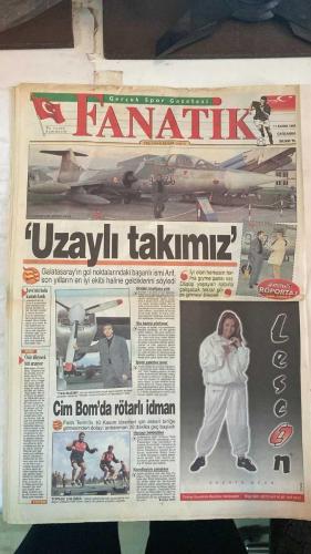 FANATİK SPOR GAZETESİ - TURKISH NEWSPAPER - DOĞUM GÜNÜ HEDİYESİ  - EKSİKSİZ TAM TAKIM GAZETE - 11 KASIM 1998 ÇARŞAMBA - SAYI: 1088 - TAYFUN - MOSHOEU - ABDULLAH ÇEVRİM - GÜVEN TANER - ENGİN VEREL - ULVİ GÜVENEROĞLU - YEMEN EKSİOĞLU - İSMET BADEM - YÜCEL SEÇKİNER - ERSİN TARANOĞLU - İBRAHİM GÜRDAL - YÜKSEL YALOVA - HALUK ULUSOY - RIZA ÇALIMBAY - MUSTAFA DENİZLİ - GORDON MILNE - HALİL MUTLU - ARİF - AYKUT AKICI - BURAK EMAS - BÜLENT ÜNDER - MÜFİT ERKASAP - LEVENT KALKAN - BU VATAN HEPİMİZİN - GERÇEK SPOR GAZETESİ - FANATİK - BU ŞEREF FENER’İN - TRİBÜNLER BOŞ KALDI - FEDERASYONUN AYIBI - AYIP ETTİK - ATATÜRKİYE - İKİ TAKIMA DA TEŞEKKÜRLER - ANKARA’DAN BURUK DÖNÜYORUZ - SAYGIDAN KOŞMADILAR - ATAM İZİNDEYİZ - NOTLAR NOTLAR - GORDON MILNE ASLAN’I EZBERLEDİ - HALİL DÜNYAYI KALDIRDI - ARİF: UZAYLI TAKIMIZ - KIRMIZI HATTA FAKS YAĞDI - FENERBAHÇELİLER SERGEN’İ İSTİYOR - UZAYLI TAKIMIZ - JUVE’NİN KOLU KANADI KIRIK - ÖZÜR DİLEYECEK BİRİ ARANIYOR - BU KADRO YIKILMAZ - CİM BOM’DA RÖTARLI İDMAN - HER