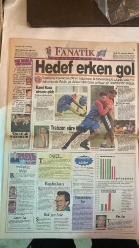 FANATİK SPOR GAZETESİ - TURKISH NEWSPAPER - DOĞUM GÜNÜ HEDİYESİ  - EKSİKSİZ TAM TAKIM GAZETE - 12 KASIM 1998 PERŞEMBE - SAYI: 1089 - HALİL MUTLU - JARI PUIKKONEN - RAHMAN SAĞIROĞLU - FEDAIL - ERGUN BATMAN - LÖW - ERKAN - SAFFET - SELAHATTİN - KEMAL - TOSHACK - SERGEN - SUSİC - VEDAT YANGIN - ADNAN POLAT - ALİ SAMİ YEN - FATİH TERİM - VEDAT - OSMAN HATTAT - BURAK ELMAS - AYKUT AKICI - EMRE - ARİF - HAGİ - OKAN - BÜLENT - UFUK - MARCIO - EROL DEMİRKOL - BU VATAN HEPİMİZİN - GERÇEK SPOR GAZETESİ - FANATİK - COMBLER HALTERİN KRALI HALİL - BUZUN KRALINA KONUK - BİZE HALTERİ SEVDİRDİ - FENER’DE FATURA GARİPLERE - UEFA’DA YİNE GERİLEDİK - 13. HAFTA MAÇ SAATLERİ BELLİ OLDU - CHELSEA ARSENAL’İ DAĞITTI - TOSHACK’IN ATATÜRK AŞKI - SERGEN’E SALDIRI - BASKETBOLDA ZAFER GÜNÜ - FANATİK YİNE ALTILIYI BULDU - KANARYA’DA DİMAS ŞOKU - İSTANBULSPOR TESİSLERİNDE OLAY - SUSİC YARIDA KESTİ - YUMRUKLAR KONUŞTU - MİLNE TRABZON’U KURUYOR - POLAT TARİHE SAHİP ÇIKTI - ALİ SAMİ YEN’İN ALBÜMÜ - TERİM’DEN YAYLIM ATE