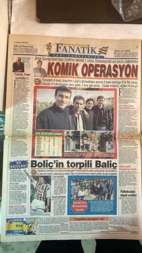 FANATİK SPOR GAZETESİ - TURKISH NEWSPAPER - DOĞUM GÜNÜ HEDİYESİ  - EKSİKSİZ TAM TAKIM GAZETE - 13 KASIM 1998 CUMA - SAYI: 1090 - JOACHIM LÖW - SERGEN - MEHMET DEMİRCAN - OĞUZ - SAFFET - CEM UZAN - KEMALETTİN - ERKAN - SELAHATTİN - FERUDUN NİĞDELİOĞLU - MEHMET YILMAZ - LİPPI - OKTAY - TAYFUR - TOLUNAY - HASAN ŞAŞ - POPESCU - AHMET YOLALAN - EMRE - EROL DEMİRKOL - BU VATAN HEPİMİZİN - GERÇEK SPOR GAZETESİ - FANATİK - LÖW: SERGEN!.. NEIN NEIN NEIN - SERGEN NE BEDAVASI ABİ - OĞUZ SAFFET FENER’DE - YALAN RÜZGARI - FENER’DE KOMİK OPERASYON - KEMO’YA İMZA KAMPANYASI - FENER’İ YAKAN DÖRTLÜ - HALTERDE YILMAZ’DAN İKİ MADALYA - LİPPİ’Yİ ŞİMDİDEN KORKU SARDI - BEŞİKTAŞ’IN MEKSİKALILARI - BİR TEK EFES GÜLDÜRDÜ - DARDANEL KOCAELİ MAÇI - FİNAL KADAR HEYECANLI - JUVE’NİN SON ŞANSI - İKİ RAKİBİMİZ VAR - TORİNO’DA DERSİNİ ALDI - ÜÇ EKSİK ÖNEMLİ - KOMPLE BİR TAKIM - CİM BOM’UN BORCU BASINDAN AŞKIN - YÖNETİM RAPOR VERDİ - EMRE YİNE KORKUTTU - TOLUNAY’IN HEYECANI - DUYGUSALLIK TANIMAM - HASAN ŞAŞ ŞOKU - PO