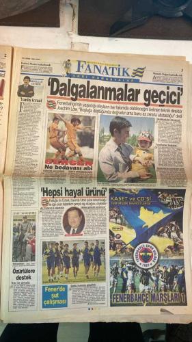 FANATİK SPOR GAZETESİ - TURKISH NEWSPAPER - DOĞUM GÜNÜ HEDİYESİ  - EKSİKSİZ TAM TAKIM GAZETE - 13 KASIM 1998 CUMA - SAYI: 1090 - JOACHIM LÖW - SERGEN - MEHMET DEMİRCAN - OĞUZ - SAFFET - CEM UZAN - KEMALETTİN - ERKAN - SELAHATTİN - FERUDUN NİĞDELİOĞLU - MEHMET YILMAZ - LİPPI - OKTAY - TAYFUR - TOLUNAY - HASAN ŞAŞ - POPESCU - AHMET YOLALAN - EMRE - EROL DEMİRKOL - BU VATAN HEPİMİZİN - GERÇEK SPOR GAZETESİ - FANATİK - LÖW: SERGEN!.. NEIN NEIN NEIN - SERGEN NE BEDAVASI ABİ - OĞUZ SAFFET FENER’DE - YALAN RÜZGARI - FENER’DE KOMİK OPERASYON - KEMO’YA İMZA KAMPANYASI - FENER’İ YAKAN DÖRTLÜ - HALTERDE YILMAZ’DAN İKİ MADALYA - LİPPİ’Yİ ŞİMDİDEN KORKU SARDI - BEŞİKTAŞ’IN MEKSİKALILARI - BİR TEK EFES GÜLDÜRDÜ - DARDANEL KOCAELİ MAÇI - FİNAL KADAR HEYECANLI - JUVE’NİN SON ŞANSI - İKİ RAKİBİMİZ VAR - TORİNO’DA DERSİNİ ALDI - ÜÇ EKSİK ÖNEMLİ - KOMPLE BİR TAKIM - CİM BOM’UN BORCU BASINDAN AŞKIN - YÖNETİM RAPOR VERDİ - EMRE YİNE KORKUTTU - TOLUNAY’IN HEYECANI - DUYGUSALLIK TANIMAM - HASAN ŞAŞ ŞOKU - PO