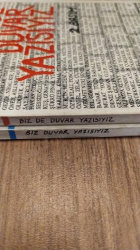 Biz Duvar Yazısıyız / Biz de Duvar Yazısıyız - 2 Kitap Takım (Avrupa ve Sovyetler Birliği'nden Toplanmış Duvar Yazıları / Türkiye'de Graffiti)