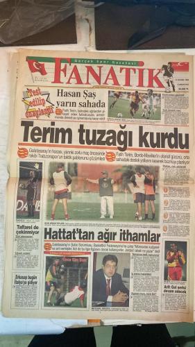 FANATİK SPOR GAZETESİ - TURKISH NEWSPAPER - DOĞUM GÜNÜ HEDİYESİ  - EKSİKSİZ TAM TAKIM GAZETE - 14 KASIM 1998 CUMARTESİ - SAYI: 1091 - FATİH TERİM - HASAN ŞAŞ - GORDON MILNE - VUGRINEC - OĞUZ - RÜŞTÜ - KÖKSAL ÖZBEK - AZİZ YILDIRIM - CEM UZAN - FERUDUN NİĞDELİOĞLU - BURHAN USLU - TAFFAREL - ERGÜN - OSMAN HATTAT - MÜFİT ERKASAP - METE RAZLIK - BÜLENT - CAMPBELL - SELAHATTİN - ABDULLAH - MEHMET İPEK - ÜNAL - K.HAKAN - TUGAY - HAGİ - ARİF - CENGİZ KAPTAN - BU VATAN HEPİMİZİN - GERÇEK SPOR GAZETESİ - FANATİK - TRABZONSPOR GALATASARAY DEV MAÇ - MAÇA DALGAKIRANI HASAN ŞAŞ - KAZANACAĞIZ - GORDON MILNE KAPILARI KAPATTI - YUVAYA DÖNEN İMPARATOR - OĞUZ FORMASINA KAVUŞUYOR - RÜŞTÜ ÖZVERİYE HAZIRIM - ÖZBEK’TEN SERGEN AÇIKLAMASI - KÖRFEZ’DE İŞLEM TAMAM - ŞULE ŞAHBAZ 1 GÜMÜŞ 1 BRONZ - SAFFET UZAN’IN İKİ DUDAĞI ARASINDA - HASAN ŞAŞ SEVİNÇLE SAHADA - TERİM TUZAĞI KURDU - TAFFAREL DE ÇEKİNMİYOR - UYUM SÜPER - HATTAT’TAN AĞIR İTHAMLAR - B.HAKAN GOL ATMASINI ÖNEMSEMİYOR - ERKASAP BUGÜN İTALYA’YA GİDİYOR -