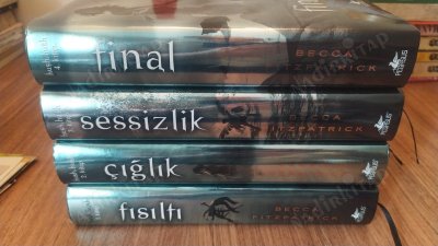 Hush Hush Serisi/ 1 - Fısıltı / 2 - Çığlık / 3- Sessizlik / 4 - Final (4 Kitap Takım Ciltli, Şömizli)