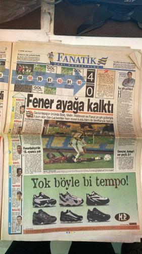 FANATİK SPOR GAZETESİ - TURKISH NEWSPAPER - DOĞUM GÜNÜ HEDİYESİ  - EKSİKSİZ TAM TAKIM GAZETE - 15 KASIM 1998 PAZAR - SAYI: 1092 - FATİH TERİM - HASAN ŞAŞ - TAFFAREL - ARİF - HAKAN ŞÜKÜR - BOLİC - MOLDOVAN - FARUK - METİN DİYADİN - ELVİR BALİÇ - SERDAR TATLI - MEHMET Y. YILMAZ - NECATİ BİLGİÇ - ONUR BELGE - ABDULLAH ÇEVRİM - ENGİN VEREL - FERUDUN NİĞDELİOĞLU - MEHMET ALİ CANBEK - BU VATAN HEPİMİZİN - GERÇEK SPOR GAZETESİ - FANATİK - GALATASARAY TRABZONSPOR DEV MAÇ - SAMİ YEN’DE YÜKSEK TANSİYON - FENER ÖZÜR DİLEDİ - İLAÇ GİBİ GALİBİYET - TAŞTAN SU ÇIKARDILAR - KRİTİK SINAVDA KAYIP YOK - ZOR EŞİK - ZORDU AMA KOLAY OLDU - AVRUPA KARMASI - KANARYA GÖNÜL ALDI - FENER AYAĞA KALKTI - BALİÇ’TEN MUHTEŞEM GOL - GENÇLER ANTEP’İ ZOR GEÇTİ - YOK BÖYLE Bİ TEMPO - PUAN DURUMU - HAFTANIN MAÇLARI - GALATASARAY - TRABZONSPOR - FENERBAHÇE - GAZİANTEPSPOR - BEŞİKTAŞ - SAMSUNSPOR - BURSA - İSTANBULSPOR - ADANASPOR - ANKARAGÜCÜ - GENÇLERBİRLİĞİ - ANTALYASPOR - KARABÜKSPOR - SAKARYASPOR - ERZURUMSPOR - ALTAY