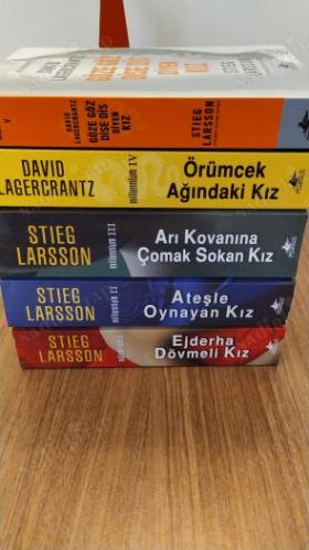 Millennium Serisi Beş 5 Kitap Takım (Ejderha Dövmeli Kız, Ateşle Oynayan Kız, Arı Kovanına Çomak Sokan Kız, Örümcek Ağındakı Kız, Göze Göz Dişe Diş)