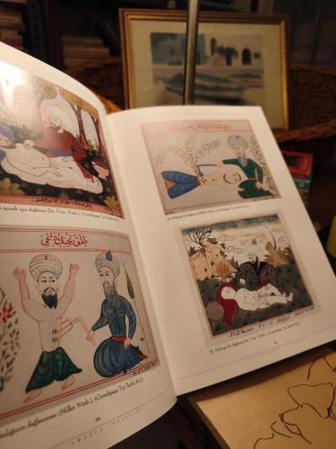 Amasyalı Hekim ve Cerrah Sabuncuoğlu Şerafeddin : Büyük Boy, Ciltli-Şömizli İlk Baskı /  Minyatürler, Resimler  (Renkli)