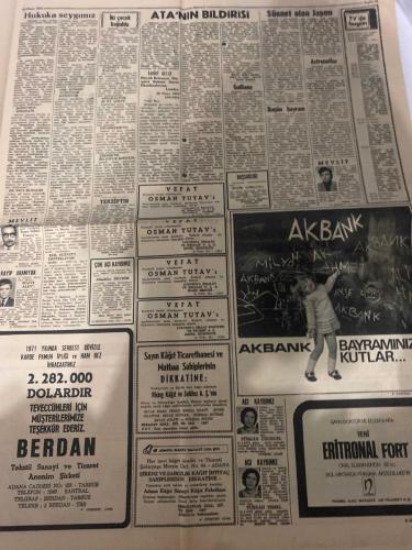 HÜRRİYET GAZETESİ - DOĞUM GÜNÜ HEDİYESİ (TURKISH NEWSPAPPER) - 23 NİSAN 1972 - SADECE DÖRT SAYFADIR -Mustafa Kemal Atatürk-İnönü-Kırıkoğlu-Bahadır Altuğ-Giuliana Meoşorası-Ferhat-Şirin-Murat Çetin-Jackie Onassis-Zühtü Tetey-Metin Soysal-Sedat-Sezgin Burak-Conni Paragon-Atatürk’ün egemenliğimizi dünyaya duyuran ilk bildirisi-Dile benden ne dilersen-Dilek kelebeğini bugün yayınladık-Hukuka saygımız İnönü’ye saygımızdan daha çoktur-Hapishane müdiresi aşka mahkûm oldu-Güzel ve ateşli Giuliana metresini öldüren mahkûmla hücrede basıldı-Bugün Ulusal Egemenlik ve Çocuk bayramı-Sünnet olan Japon genci şimdi bir Türk kızı ile evlenme şansım arttı-Ferhat ile Şirin-Astronotlar ciple sürat denemesi yaptı-Güzel kalmak isterseniz sabahları ip atlayınız-İlk sigorta emeklisi 1100 lira alıyor-Yumurta metre ile satılacak-Ata’nın bildirisi-Bugün bayram-Akbank bayramınızı kutlar-Dile benden ne dilersen