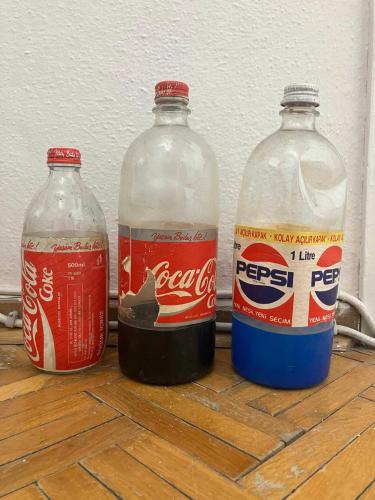 Vintage Coca Cola ve Pepsi şişeleri