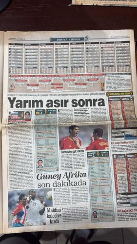 FOTOMAÇ SPOR GAZETESİ - TURKISH NEWSPAPER - DOĞUM GÜNÜ HEDİYESİ  - EKSİKSİZ TAM TAKIM GAZETE -3 HAZİRAN 2002  WERNER LORANT - CHRISTOPH DAUM - NIHAT KAHVECİ - VAHAP HACIOĞLU - HİDAYET TÜRKOĞLU - MEHMET CANSUN - ABEL XAVIER - FABIO CAPELLO - SERGEN - SUMER - RIZA ÇALIMBAY - ÜMİT KAYIHAN - ÇAĞATAY ÇAĞLAR - FEHMİ ÖZGÖLER - AHMET KONANÇ - DAVUT GÜLOĞLU - İSMAİL TÜRTÜT - ŞENOL GÜNEŞ - İLHAN MANSIZ - HAKAN ŞÜKÜR - ROBERTO CARLOS - SCOLARI - EMRE BELÖZOĞLU - RONALDO - SELÇUK MANAV - ŞAFAK KAYARLAR - DOĞAN KOLOĞLU - LEVENT TÜZEMEN - HASMET BABAOĞLU - FATİH DOĞAN  LORANT İKİNCİ DAUM OLAMAZ - CİMBOM DOYMUYOR - HASAN ŞAŞ YOLCU - YALVARARAK FUTBOLCU ALDIK - İLAHİ BARIŞ UÇAKTA KALDI - KOMANDO FENER CANLI YAYINDA - A MİLLİLER PARAYA DOYMADI - ANTALYA PAZARI - DENİZLİSPOR ZARAR ETTİ - TRABZON’A YENİ LİBERO - SERGEN İŞİ ARAP SAÇI - EZDİ GEÇTİ - ZAFERE DOYMUYOR - FENER BORSA’YA EKİM’DE GİRİYOR - HASAN ŞAŞ’A ROMA TALİP - DARISI BAŞIMIZA - FRANSA SENEGAL’E YENİLDİ - HAKAN’LA FIRTINA GİBİ ESERİZ - BREZİLY