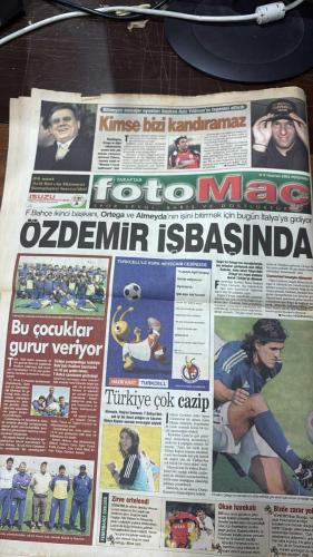 FOTOMAÇ SPOR GAZETESİ - TURKISH NEWSPAPER - DOĞUM GÜNÜ HEDİYESİ  - EKSİKSİZ TAM TAKIM GAZETE - 6 HAZİRAN 2002  AZİZ YILDIRIM - NİHAT ÖZDEMİR - MAHMUT USLU - HAKAN BİLAL KUTLUALP - İLHAN EKŞİOĞLU - NİHAT OZBAĞI - OSMAN YALÇIN - MİTHAT YENİGÜN - FATİH TERİM - JANCKER - MUHAMMET SARR - BÜLENT KORKMAZ - OKAN BURUK - ŞENOL GÜNEŞ - RÜŞTÜ REÇBER - HAKAN ŞÜKÜR - CAN ÇOBANOĞLU - ŞENES ERZİK - GÖKMEN ÖZDENAK - LEVENT TÜZEMEN - ABDULLAH ÇEVRİM - ALTAN TANRIKULU - FATİH DOĞAN  GALATASARAY KRALINI ALIYOR - CİMBOM GENÇLEŞTİ - AVRUPA’DA İLK 11’DE - GÜNEŞ DERT KÜPÜ - GARİP ŞEYLER OLUYOR - ERZİK DE OLMASA - SEUL TÜRKLERİ BAĞRINA BASTI - İTİRAZI BIRAKIN ARTIK - EURO 2000’E BENZİYOR - ABD PORTUGAL’I FENA ÇARPTI - KUPA HEYECANI EFES İLE YAŞANIR  FENERBAHÇE - GALATASARAY - BEŞİKTAŞ - TRABZONSPOR - BAYERN MÜNİH - ROMA - MILAN - INTER - KOSTA RİKA - ÇİN - BREZİLYA - ABD - PORTEKİZ - FRANSA - SENEGAL - DANİMARKA - KAMERUN - SUUDİ ARABİSTAN - İSPANYA - SLOVENYA - JAPONYA - BELÇİKA - GÜNEY KORE - POLONYA