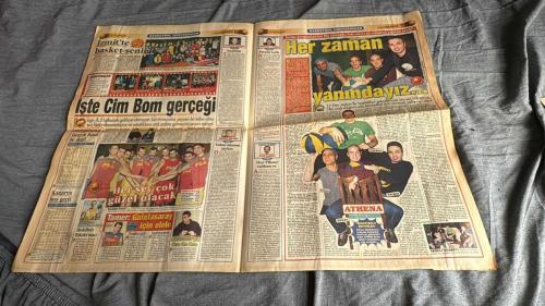 FANATİK BASKET HAFTALIK BASKETBOL GAZETESİ TURKISH NEWSPAPER - DOĞUM GÜNÜ HEDİYESİ  - TAM TAKIM EKSİKSİZ GAZETE   20-26  KASIM  2001  - SAYI: 260 -  ORTAK DİLİMİZ BASKETBOL - FANATİK BASKET - HAFTALIK BASKETBOL GAZETESİ - SKANDAL - AY-YILDIZ SAHNEDE - KAPTAN-I DERYA VEDA ETTİ - G.SARAY DOSYASI - EFES PILSEN'DE YILDIZ BİTMEZ - BİR AŞK HİKAYESİ - KANARYA KANAT AÇTI - ÜLKER PARAMBARÇA - DARÜŞŞAFAKA YİNE KAYIP - TELEKOM SAPORTA FATİHİ - DEVLERİMİZİN ROTASI İSVEÇ - KUTUP YILDIZI MİRSAD - KORAC KUPASI'NDA KARTAL GİBİ BAŞLADILAR - DERBİ SKIPPER'IN - FENERBAHÇE ZİRVEYE DOĞRU - LİDERİ DE DEVİRDİLER - COACH K'DAN REKOR KONTRAT - SALİH KARAHİSAR - GÖKAY AKIN - ÜNAL ERCİYES - MİRSAD TÜRKCAN - DERYA ÖZYER - EARL WILSON - İSMET BADEM - ALPER YILMAZ - NİLÜFER YILMAZ - AYBALA YILMAZ - BATTAL DURUSEL - REHA ERUS - HASAN ER - RADOSEVIC - SYRUS - MARCUS BROWN - MAHMUTİ - MEHMET ALİ YALÇINDAĞ - MEHMET Y. YILMAZ - SALİH ERKAN - METE AKTAŞ - ENGİN AKSÖZ - GÖKSEL ZEREN - HİDAYET TÜRKOĞLU - TAMER - ATHENA -