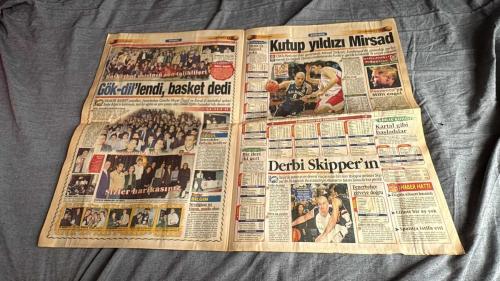 FANATİK BASKET HAFTALIK BASKETBOL GAZETESİ TURKISH NEWSPAPER - DOĞUM GÜNÜ HEDİYESİ  - TAM TAKIM EKSİKSİZ GAZETE   20-26  KASIM  2001  - SAYI: 260 -  ORTAK DİLİMİZ BASKETBOL - FANATİK BASKET - HAFTALIK BASKETBOL GAZETESİ - SKANDAL - AY-YILDIZ SAHNEDE - KAPTAN-I DERYA VEDA ETTİ - G.SARAY DOSYASI - EFES PILSEN'DE YILDIZ BİTMEZ - BİR AŞK HİKAYESİ - KANARYA KANAT AÇTI - ÜLKER PARAMBARÇA - DARÜŞŞAFAKA YİNE KAYIP - TELEKOM SAPORTA FATİHİ - DEVLERİMİZİN ROTASI İSVEÇ - KUTUP YILDIZI MİRSAD - KORAC KUPASI'NDA KARTAL GİBİ BAŞLADILAR - DERBİ SKIPPER'IN - FENERBAHÇE ZİRVEYE DOĞRU - LİDERİ DE DEVİRDİLER - COACH K'DAN REKOR KONTRAT - SALİH KARAHİSAR - GÖKAY AKIN - ÜNAL ERCİYES - MİRSAD TÜRKCAN - DERYA ÖZYER - EARL WILSON - İSMET BADEM - ALPER YILMAZ - NİLÜFER YILMAZ - AYBALA YILMAZ - BATTAL DURUSEL - REHA ERUS - HASAN ER - RADOSEVIC - SYRUS - MARCUS BROWN - MAHMUTİ - MEHMET ALİ YALÇINDAĞ - MEHMET Y. YILMAZ - SALİH ERKAN - METE AKTAŞ - ENGİN AKSÖZ - GÖKSEL ZEREN - HİDAYET TÜRKOĞLU - TAMER - ATHENA -
