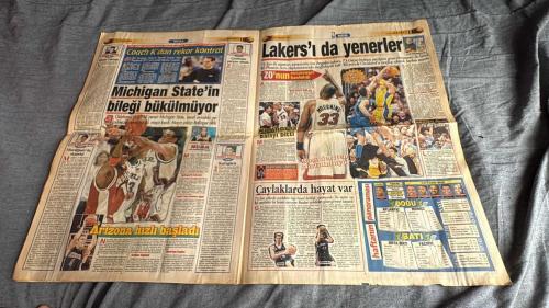 FANATİK BASKET HAFTALIK BASKETBOL GAZETESİ TURKISH NEWSPAPER - DOĞUM GÜNÜ HEDİYESİ  - TAM TAKIM EKSİKSİZ GAZETE   20-26  KASIM  2001  - SAYI: 260 -  ORTAK DİLİMİZ BASKETBOL - FANATİK BASKET - HAFTALIK BASKETBOL GAZETESİ - SKANDAL - AY-YILDIZ SAHNEDE - KAPTAN-I DERYA VEDA ETTİ - G.SARAY DOSYASI - EFES PILSEN'DE YILDIZ BİTMEZ - BİR AŞK HİKAYESİ - KANARYA KANAT AÇTI - ÜLKER PARAMBARÇA - DARÜŞŞAFAKA YİNE KAYIP - TELEKOM SAPORTA FATİHİ - DEVLERİMİZİN ROTASI İSVEÇ - KUTUP YILDIZI MİRSAD - KORAC KUPASI'NDA KARTAL GİBİ BAŞLADILAR - DERBİ SKIPPER'IN - FENERBAHÇE ZİRVEYE DOĞRU - LİDERİ DE DEVİRDİLER - COACH K'DAN REKOR KONTRAT - SALİH KARAHİSAR - GÖKAY AKIN - ÜNAL ERCİYES - MİRSAD TÜRKCAN - DERYA ÖZYER - EARL WILSON - İSMET BADEM - ALPER YILMAZ - NİLÜFER YILMAZ - AYBALA YILMAZ - BATTAL DURUSEL - REHA ERUS - HASAN ER - RADOSEVIC - SYRUS - MARCUS BROWN - MAHMUTİ - MEHMET ALİ YALÇINDAĞ - MEHMET Y. YILMAZ - SALİH ERKAN - METE AKTAŞ - ENGİN AKSÖZ - GÖKSEL ZEREN - HİDAYET TÜRKOĞLU - TAMER - ATHENA -