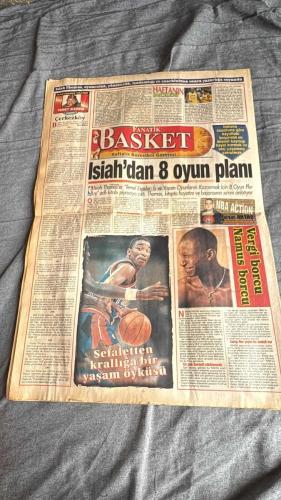 FANATİK BASKET HAFTALIK BASKETBOL GAZETESİ TURKISH NEWSPAPER - DOĞUM GÜNÜ HEDİYESİ  - TAM TAKIM EKSİKSİZ GAZETE   20-26  KASIM  2001  - SAYI: 260 -  ORTAK DİLİMİZ BASKETBOL - FANATİK BASKET - HAFTALIK BASKETBOL GAZETESİ - SKANDAL - AY-YILDIZ SAHNEDE - KAPTAN-I DERYA VEDA ETTİ - G.SARAY DOSYASI - EFES PILSEN'DE YILDIZ BİTMEZ - BİR AŞK HİKAYESİ - KANARYA KANAT AÇTI - ÜLKER PARAMBARÇA - DARÜŞŞAFAKA YİNE KAYIP - TELEKOM SAPORTA FATİHİ - DEVLERİMİZİN ROTASI İSVEÇ - KUTUP YILDIZI MİRSAD - KORAC KUPASI'NDA KARTAL GİBİ BAŞLADILAR - DERBİ SKIPPER'IN - FENERBAHÇE ZİRVEYE DOĞRU - LİDERİ DE DEVİRDİLER - COACH K'DAN REKOR KONTRAT - SALİH KARAHİSAR - GÖKAY AKIN - ÜNAL ERCİYES - MİRSAD TÜRKCAN - DERYA ÖZYER - EARL WILSON - İSMET BADEM - ALPER YILMAZ - NİLÜFER YILMAZ - AYBALA YILMAZ - BATTAL DURUSEL - REHA ERUS - HASAN ER - RADOSEVIC - SYRUS - MARCUS BROWN - MAHMUTİ - MEHMET ALİ YALÇINDAĞ - MEHMET Y. YILMAZ - SALİH ERKAN - METE AKTAŞ - ENGİN AKSÖZ - GÖKSEL ZEREN - HİDAYET TÜRKOĞLU - TAMER - ATHENA -