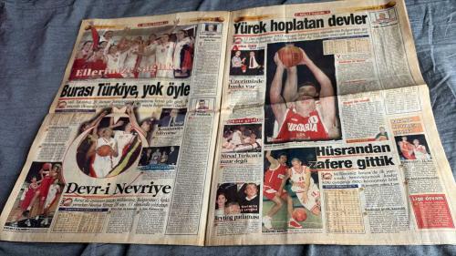 FANATİK BASKET HAFTALIK BASKETBOL GAZETESİ TURKISH NEWSPAPER - DOĞUM GÜNÜ HEDİYESİ  - TAM TAKIM EKSİKSİZ GAZETE   27 KASIM- 3 ARALIK  2001  - SAYI: 261 -MAESTRO KEREM - HÜSRANDAN ZAFERE GİTTİK - ORS DEPLASMANDA GÜLDÜ - LİGE DEVAM - KENDİMİZE GELDİK, KAZANDIK - SPOR OKULLARI ÜZERİNE - HEM SPOR HEM DE EĞİTİM - ALTERNATİF MEDYAYA UYARI - BEŞİKTAŞ FATİH'İ TEK SAYIYLA GEÇTİ - DOSTLUK YİNE KAZANDI - HAYDİ PAMUKSPOR'A - MULA GİTTİ, HUZUR GELDİ - ÇERKEZKÖY AYAĞA KALKTI - ATAMIZ'IN ÇİZDİĞİ YOLDA SONSUZA KADAR YÜRÜYECEĞİZ - İNGİLTERE, OLDU Bİ KERE - RUSLAR FAZLA UÇTU - RAUL LOPEZ BIÇAK ALTINDA - ROMA'YA DÖRDÜNCÜ GUARD - VLADIMIR KRSTIC İTALYA'DA - BİLMEDEN ÖĞRETENLER - SİİRT'TE BİR İLK GERÇEKLEŞTİ - İMAJ DÜZELTİYORUZ - OYUNCULAR İÇİN CENNET - STANFORD'DAN BİR TÜRK KIZI - GÜLE GÜLE DERYA - HİDAYET NİHAYET - JORDAN ATIYOR, DİĞERLERİ BAKIYOR - SHAQ İLE JACKSON'IN ARASI AÇILDI - - DOĞAN HAKYEMEZ  - ENGİN AKSÖZ  - MEHMET ALİ YALÇINDAĞ  - MAHMUT Y. YILMAZ  - SALİH ERKAN  - ÜMİT AVCI  - TUGAY TÜYSÜZ  -