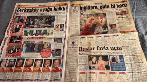 FANATİK BASKET HAFTALIK BASKETBOL GAZETESİ TURKISH NEWSPAPER - DOĞUM GÜNÜ HEDİYESİ  - TAM TAKIM EKSİKSİZ GAZETE   27 KASIM- 3 ARALIK  2001  - SAYI: 261 -MAESTRO KEREM - HÜSRANDAN ZAFERE GİTTİK - ORS DEPLASMANDA GÜLDÜ - LİGE DEVAM - KENDİMİZE GELDİK, KAZANDIK - SPOR OKULLARI ÜZERİNE - HEM SPOR HEM DE EĞİTİM - ALTERNATİF MEDYAYA UYARI - BEŞİKTAŞ FATİH'İ TEK SAYIYLA GEÇTİ - DOSTLUK YİNE KAZANDI - HAYDİ PAMUKSPOR'A - MULA GİTTİ, HUZUR GELDİ - ÇERKEZKÖY AYAĞA KALKTI - ATAMIZ'IN ÇİZDİĞİ YOLDA SONSUZA KADAR YÜRÜYECEĞİZ - İNGİLTERE, OLDU Bİ KERE - RUSLAR FAZLA UÇTU - RAUL LOPEZ BIÇAK ALTINDA - ROMA'YA DÖRDÜNCÜ GUARD - VLADIMIR KRSTIC İTALYA'DA - BİLMEDEN ÖĞRETENLER - SİİRT'TE BİR İLK GERÇEKLEŞTİ - İMAJ DÜZELTİYORUZ - OYUNCULAR İÇİN CENNET - STANFORD'DAN BİR TÜRK KIZI - GÜLE GÜLE DERYA - HİDAYET NİHAYET - JORDAN ATIYOR, DİĞERLERİ BAKIYOR - SHAQ İLE JACKSON'IN ARASI AÇILDI - - DOĞAN HAKYEMEZ  - ENGİN AKSÖZ  - MEHMET ALİ YALÇINDAĞ  - MAHMUT Y. YILMAZ  - SALİH ERKAN  - ÜMİT AVCI  - TUGAY TÜYSÜZ  -