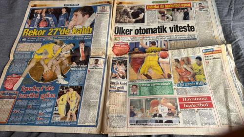 FANATİK BASKET HAFTALIK BASKETBOL GAZETESİ TURKISH NEWSPAPER - DOĞUM GÜNÜ HEDİYESİ  - TAM TAKIM EKSİKSİZ GAZETE   11-17 ARALIK  2001  - SAYI: 263-PEKÇİ'Yİ KAZANDIK - REKOR 27'DE KALDI - ÜLKER OTOMATİK VİTESTE - İPEKÇİ'DE TARİHİ GÜN - ZAFERLER DEVAM EDECEK - SEN BİR TANESİN HARUN - HAYATIMIZ BASKETBOL - BASKETBOLUN YENİ SESİ - YAMAN BİR OKUL - SARI DERBİDE KIRMIZI GALİP - GALATASARAY EZELİ RAKİBİ F.BAHÇE'Yİ YENMEYİ BAŞARDI - MRSIC-KEMAL DÜELLOSU - EUROLEAGUE'DE ÜLKER'LE GÜLDÜK - BÜYÜK KOLEJ SAVAŞTAN ÇIKTI - BASKETBOLUN SAMURAYLARI - SAĞOLUN DOSTLAR - AŞKLA YAŞAMAK - ASLAN FENER'E KÜKREDİ - KARTAL PARİS'E UÇAMADI - BEŞİKTAŞ'A TED MORALİ - KAF KAF KENDİNE GELDİ - HEYECAN VE REZALET - WOJCIN - HARUN - HALUK TUNÇERİ - KEMAL TUNÇERİ - MRSIC - SERKAN HACIOĞLU - İSMET BADEM - KURTINIATIS - DELL BISON - OKTAY ÜNER - NEDİM YÜCEL - İBRAHİM KUTLUAY - MEHMET ALİ YALÇINDAĞ - MEHMET Y. YILMAZ - SALİH ERKAN - HARMAN YAZICIOĞLU - GÜLŞAH AKKAYA - BURÇİN BADEM - ARDA URCU - ERKAN - MUSTAFA AKSOY -