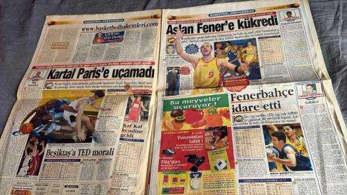 FANATİK BASKET HAFTALIK BASKETBOL GAZETESİ TURKISH NEWSPAPER - DOĞUM GÜNÜ HEDİYESİ  - TAM TAKIM EKSİKSİZ GAZETE   11-17 ARALIK  2001  - SAYI: 263-PEKÇİ'Yİ KAZANDIK - REKOR 27'DE KALDI - ÜLKER OTOMATİK VİTESTE - İPEKÇİ'DE TARİHİ GÜN - ZAFERLER DEVAM EDECEK - SEN BİR TANESİN HARUN - HAYATIMIZ BASKETBOL - BASKETBOLUN YENİ SESİ - YAMAN BİR OKUL - SARI DERBİDE KIRMIZI GALİP - GALATASARAY EZELİ RAKİBİ F.BAHÇE'Yİ YENMEYİ BAŞARDI - MRSIC-KEMAL DÜELLOSU - EUROLEAGUE'DE ÜLKER'LE GÜLDÜK - BÜYÜK KOLEJ SAVAŞTAN ÇIKTI - BASKETBOLUN SAMURAYLARI - SAĞOLUN DOSTLAR - AŞKLA YAŞAMAK - ASLAN FENER'E KÜKREDİ - KARTAL PARİS'E UÇAMADI - BEŞİKTAŞ'A TED MORALİ - KAF KAF KENDİNE GELDİ - HEYECAN VE REZALET - WOJCIN - HARUN - HALUK TUNÇERİ - KEMAL TUNÇERİ - MRSIC - SERKAN HACIOĞLU - İSMET BADEM - KURTINIATIS - DELL BISON - OKTAY ÜNER - NEDİM YÜCEL - İBRAHİM KUTLUAY - MEHMET ALİ YALÇINDAĞ - MEHMET Y. YILMAZ - SALİH ERKAN - HARMAN YAZICIOĞLU - GÜLŞAH AKKAYA - BURÇİN BADEM - ARDA URCU - ERKAN - MUSTAFA AKSOY -