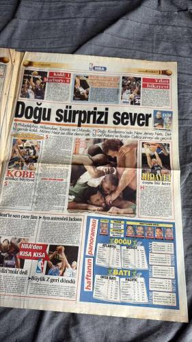 FANATİK BASKET HAFTALIK BASKETBOL GAZETESİ TURKISH NEWSPAPER - DOĞUM GÜNÜ HEDİYESİ  - TAM TAKIM EKSİKSİZ GAZETE   11-17 ARALIK  2001  - SAYI: 263-PEKÇİ'Yİ KAZANDIK - REKOR 27'DE KALDI - ÜLKER OTOMATİK VİTESTE - İPEKÇİ'DE TARİHİ GÜN - ZAFERLER DEVAM EDECEK - SEN BİR TANESİN HARUN - HAYATIMIZ BASKETBOL - BASKETBOLUN YENİ SESİ - YAMAN BİR OKUL - SARI DERBİDE KIRMIZI GALİP - GALATASARAY EZELİ RAKİBİ F.BAHÇE'Yİ YENMEYİ BAŞARDI - MRSIC-KEMAL DÜELLOSU - EUROLEAGUE'DE ÜLKER'LE GÜLDÜK - BÜYÜK KOLEJ SAVAŞTAN ÇIKTI - BASKETBOLUN SAMURAYLARI - SAĞOLUN DOSTLAR - AŞKLA YAŞAMAK - ASLAN FENER'E KÜKREDİ - KARTAL PARİS'E UÇAMADI - BEŞİKTAŞ'A TED MORALİ - KAF KAF KENDİNE GELDİ - HEYECAN VE REZALET - WOJCIN - HARUN - HALUK TUNÇERİ - KEMAL TUNÇERİ - MRSIC - SERKAN HACIOĞLU - İSMET BADEM - KURTINIATIS - DELL BISON - OKTAY ÜNER - NEDİM YÜCEL - İBRAHİM KUTLUAY - MEHMET ALİ YALÇINDAĞ - MEHMET Y. YILMAZ - SALİH ERKAN - HARMAN YAZICIOĞLU - GÜLŞAH AKKAYA - BURÇİN BADEM - ARDA URCU - ERKAN - MUSTAFA AKSOY -