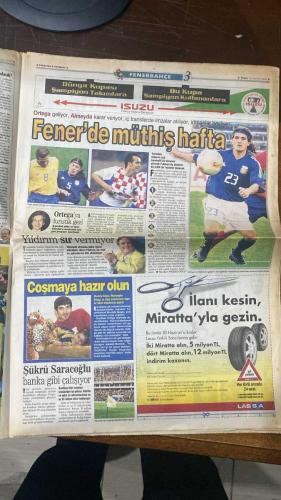 FOTOMAÇ SPOR GAZETESİ - TURKISH NEWSPAPER - DOĞUM GÜNÜ HEDİYESİ  - EKSİKSİZ TAM TAKIM GAZETE - 16 HAZİRAN 2002 PAZAR  HASAN ŞAŞ - AZİZ YILDIRIM - ALİ YILDIRIM - ORTEGA - ALMEYDA - WASHINGTON - SERGEN YALÇIN - AHMET DURSUN - YILDIRIM DEMİRÖREN - HÜSNÜ GÜRELİ - İBRAHİM ALTINSAY - ALİ DÜRÜST - OZHAN CANAYDIN - MONDRAGON - PASCAL NOUMA - BURAK ELMAS - OSCAR CORDOBA - ZAGO - HAKAN ŞÜKÜR - EMRE BELÖZOĞLU - OKAN BURUK - YILDIRAY BAŞTÜRK - LUCIO - MUSTAFA DENİZLİ - ŞENOL GÜNEŞ - SCOLARI - TUNCAY ŞANLI - SERVET ÇETİN - TURHAN SOFUOĞLU - CAFU - CAPELLO  HASAN ŞAŞ DÜNYA YILDIZI OLDU: JUVENTUS 10 MİLYON DOLAR TEKLİF ETTİ - İTALYANLAR HASTA, CAFU TRANSFER İÇİN CAPELLO’YA ÖNERİDE BULUNDU - BREZİLYA MAÇINA DAMGA VURDU, REUTERS ONU İLK 11’E ALDI - GALATASARAY YÖNETİCİLERİNE MESAJ: “ROMA’YA GİTMEYECEĞİM” - FENERBAHÇE’DE MÜTHİŞ HAFTA: ORTEGA GELİYOR, ALMEYDA KARARINI VERİYOR, RAPAIÇ KONUSU NETLEŞECEK - TUNCAY RESMEN FENERBAHÇE’DE, SERHAT’A RAKİP GELDİ - SERVET ÇETİN İÇİN LORANT BEKLENİYOR - TURHAN SOFUO
