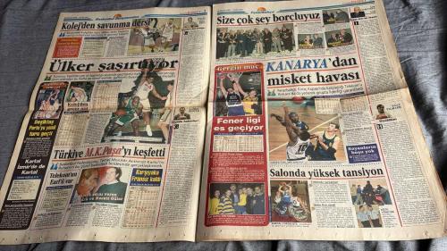FANATİK BASKET HAFTALIK BASKETBOL GAZETESİ TURKISH NEWSPAPER - DOĞUM GÜNÜ HEDİYESİ  - TAM TAKIM EKSİKSİZ GAZETE 26 ARALIK 2000 -1 OCAK 2001    - SAYI: 213-   KOLEJ'DEN SAVUNMA DERSİ - ÜLKER ŞAŞIRTIYOR - KOLEJ'DEN GEÇER NOT - BEŞİKTAŞ PORTO'YU YENDİ TURU GEÇTİ - KARTAL İZMİR'DE DE KARTAL - TÜRKİYE M.K.PAŞA'YI KEŞFETTİ - TELEKOM'UN EARL'Ü VAR - SON PERİYODDA KAZANDI - KARŞIYAKA FRANSIZ KALDI - CERGİN MAÇ KANARYA'DAN - FENER LİGİ MİSKET HAVASI ES GEÇİYOR - FENEBAHÇE, KORAÇ KUPASI'NDA KARŞILAŞTIĞI TELEKOM'U ANKARA'DA DA YENEREK GRUPTA LİDERLİĞİ GARANTİLEDİ - OLUMLU HABERLER - SALONDA YÜKSEK TANSİYON - TRİBÜNDE TARTIŞTILAR - HEM MUTLU HEM KIZGIN - KARTAL YÜKSELİŞTE - İZMİR FİRE VERDİ - TÜRKİYE'DE OYUNCU MENAJERLİĞİ - YÖNETİMDE BAYRAK DEĞİŞİMİ - BENETTON'UN UÇARI RENGİ - EARL  - FURK  - NECATİ GÜLER  - KEMAL DİNÇER  - BEARD  - ESAT YILMAER  - FEHMİ SADIKOĞLU  - KORAY MINCİNOZLU  - ORHUN  - ENE  - CEM BÖLMETEPE  - MEHMET ALİ YALÇINDAĞ  - MEHMET Y. YILMAZ  - ERKAN  - DAVO  - İSMET BADEM  -