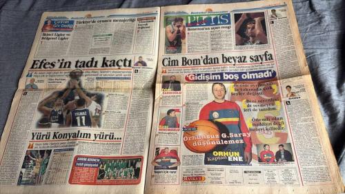 FANATİK BASKET HAFTALIK BASKETBOL GAZETESİ TURKISH NEWSPAPER - DOĞUM GÜNÜ HEDİYESİ  - TAM TAKIM EKSİKSİZ GAZETE 26 ARALIK 2000 -1 OCAK 2001    - SAYI: 213-   KOLEJ'DEN SAVUNMA DERSİ - ÜLKER ŞAŞIRTIYOR - KOLEJ'DEN GEÇER NOT - BEŞİKTAŞ PORTO'YU YENDİ TURU GEÇTİ - KARTAL İZMİR'DE DE KARTAL - TÜRKİYE M.K.PAŞA'YI KEŞFETTİ - TELEKOM'UN EARL'Ü VAR - SON PERİYODDA KAZANDI - KARŞIYAKA FRANSIZ KALDI - CERGİN MAÇ KANARYA'DAN - FENER LİGİ MİSKET HAVASI ES GEÇİYOR - FENEBAHÇE, KORAÇ KUPASI'NDA KARŞILAŞTIĞI TELEKOM'U ANKARA'DA DA YENEREK GRUPTA LİDERLİĞİ GARANTİLEDİ - OLUMLU HABERLER - SALONDA YÜKSEK TANSİYON - TRİBÜNDE TARTIŞTILAR - HEM MUTLU HEM KIZGIN - KARTAL YÜKSELİŞTE - İZMİR FİRE VERDİ - TÜRKİYE'DE OYUNCU MENAJERLİĞİ - YÖNETİMDE BAYRAK DEĞİŞİMİ - BENETTON'UN UÇARI RENGİ - EARL  - FURK  - NECATİ GÜLER  - KEMAL DİNÇER  - BEARD  - ESAT YILMAER  - FEHMİ SADIKOĞLU  - KORAY MINCİNOZLU  - ORHUN  - ENE  - CEM BÖLMETEPE  - MEHMET ALİ YALÇINDAĞ  - MEHMET Y. YILMAZ  - ERKAN  - DAVO  - İSMET BADEM  -
