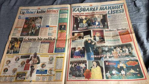 FANATİK BASKET HAFTALIK BASKETBOL GAZETESİ TURKISH NEWSPAPER - DOĞUM GÜNÜ HEDİYESİ  - TAM TAKIM EKSİKSİZ GAZETE 26 ARALIK 2000 -1 OCAK 2001    - SAYI: 213-   KOLEJ'DEN SAVUNMA DERSİ - ÜLKER ŞAŞIRTIYOR - KOLEJ'DEN GEÇER NOT - BEŞİKTAŞ PORTO'YU YENDİ TURU GEÇTİ - KARTAL İZMİR'DE DE KARTAL - TÜRKİYE M.K.PAŞA'YI KEŞFETTİ - TELEKOM'UN EARL'Ü VAR - SON PERİYODDA KAZANDI - KARŞIYAKA FRANSIZ KALDI - CERGİN MAÇ KANARYA'DAN - FENER LİGİ MİSKET HAVASI ES GEÇİYOR - FENEBAHÇE, KORAÇ KUPASI'NDA KARŞILAŞTIĞI TELEKOM'U ANKARA'DA DA YENEREK GRUPTA LİDERLİĞİ GARANTİLEDİ - OLUMLU HABERLER - SALONDA YÜKSEK TANSİYON - TRİBÜNDE TARTIŞTILAR - HEM MUTLU HEM KIZGIN - KARTAL YÜKSELİŞTE - İZMİR FİRE VERDİ - TÜRKİYE'DE OYUNCU MENAJERLİĞİ - YÖNETİMDE BAYRAK DEĞİŞİMİ - BENETTON'UN UÇARI RENGİ - EARL  - FURK  - NECATİ GÜLER  - KEMAL DİNÇER  - BEARD  - ESAT YILMAER  - FEHMİ SADIKOĞLU  - KORAY MINCİNOZLU  - ORHUN  - ENE  - CEM BÖLMETEPE  - MEHMET ALİ YALÇINDAĞ  - MEHMET Y. YILMAZ  - ERKAN  - DAVO  - İSMET BADEM  -