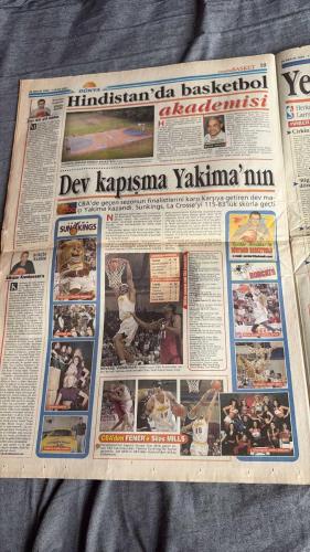 FANATİK BASKET HAFTALIK BASKETBOL GAZETESİ TURKISH NEWSPAPER - DOĞUM GÜNÜ HEDİYESİ  - TAM TAKIM EKSİKSİZ GAZETE 26 ARALIK 2000 -1 OCAK 2001    - SAYI: 213-   KOLEJ'DEN SAVUNMA DERSİ - ÜLKER ŞAŞIRTIYOR - KOLEJ'DEN GEÇER NOT - BEŞİKTAŞ PORTO'YU YENDİ TURU GEÇTİ - KARTAL İZMİR'DE DE KARTAL - TÜRKİYE M.K.PAŞA'YI KEŞFETTİ - TELEKOM'UN EARL'Ü VAR - SON PERİYODDA KAZANDI - KARŞIYAKA FRANSIZ KALDI - CERGİN MAÇ KANARYA'DAN - FENER LİGİ MİSKET HAVASI ES GEÇİYOR - FENEBAHÇE, KORAÇ KUPASI'NDA KARŞILAŞTIĞI TELEKOM'U ANKARA'DA DA YENEREK GRUPTA LİDERLİĞİ GARANTİLEDİ - OLUMLU HABERLER - SALONDA YÜKSEK TANSİYON - TRİBÜNDE TARTIŞTILAR - HEM MUTLU HEM KIZGIN - KARTAL YÜKSELİŞTE - İZMİR FİRE VERDİ - TÜRKİYE'DE OYUNCU MENAJERLİĞİ - YÖNETİMDE BAYRAK DEĞİŞİMİ - BENETTON'UN UÇARI RENGİ - EARL  - FURK  - NECATİ GÜLER  - KEMAL DİNÇER  - BEARD  - ESAT YILMAER  - FEHMİ SADIKOĞLU  - KORAY MINCİNOZLU  - ORHUN  - ENE  - CEM BÖLMETEPE  - MEHMET ALİ YALÇINDAĞ  - MEHMET Y. YILMAZ  - ERKAN  - DAVO  - İSMET BADEM  -