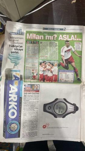 FOTOMAÇ SPOR GAZETESİ - TURKISH NEWSPAPER - DOĞUM GÜNÜ HEDİYESİ  - EKSİKSİZ TAM TAKIM GAZETE - 19 HAZİRAN 2002 ÇARŞAMBA  ÜMİT DAVALA - ALPAY ÖZALAN - HAKAN ŞÜKÜR - RÜŞTÜ REÇBER - EMRE BELÖZOĞLU - OKAN BURUK - YILDIRAY BAŞTÜRK - ŞENOL GÜNEŞ - COLLINA - HENRI CAMARA - BRUNO METSU - HENRIK LARSSON - AZİZ YILDIRIM - ALİ YILDIRIM - ORTEGA - ALMEYDA - WASHINGTON - SERGEN YALÇIN - AHMET DURSUN - YILDIRIM DEMİRÖREN - HÜSNÜ GÜRELİ - İBRAHİM ALTINSAY - ALİ DÜRÜST - OZHAN CANAYDIN - MONDRAGON - PASCAL NOUMA - BURAK ELMAS - OSCAR CORDOBA - ZAGO  TÜRKİYE TARİH YAZDI: JAPONYA’YI ÜMİT DAVALA’NIN HARİKA KAFA GOLÜYLE 1-0 YENEREK ÇEYREK FİNALE YÜKSELDİ - TÜRKİYE DÜNYANIN EN İYİ 8 TAKIMI ARASINDA - ALPAY MAÇIN YILDIZI SEÇİLDİ - TÜRKİYE’NİN RAKİBİ SENEGAL, MAÇ 22 HAZİRAN’DA OSAKA’DA - ŞENOL GÜNEŞ: “TARİH YAZIYORUZ, HEDEF YARI FİNAL” - HAKAN ŞÜKÜR 77. KEZ MİLLİ FORMAYI GİYEREK REKOR KIRDI - RÜŞTÜ SAKATLIĞA RAĞMEN KALEDE - OKAN BURUK: “SENEGAL MAÇINA YETİŞMEYİ UMUYORUM” - LARSSON MİLLİ TAKIMI BIRAKTI - METS