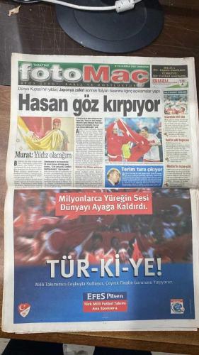 FOTOMAÇ SPOR GAZETESİ - TURKISH NEWSPAPER - DOĞUM GÜNÜ HEDİYESİ  - EKSİKSİZ TAM TAKIM GAZETE - 19 HAZİRAN 2002 ÇARŞAMBA  ÜMİT DAVALA - ALPAY ÖZALAN - HAKAN ŞÜKÜR - RÜŞTÜ REÇBER - EMRE BELÖZOĞLU - OKAN BURUK - YILDIRAY BAŞTÜRK - ŞENOL GÜNEŞ - COLLINA - HENRI CAMARA - BRUNO METSU - HENRIK LARSSON - AZİZ YILDIRIM - ALİ YILDIRIM - ORTEGA - ALMEYDA - WASHINGTON - SERGEN YALÇIN - AHMET DURSUN - YILDIRIM DEMİRÖREN - HÜSNÜ GÜRELİ - İBRAHİM ALTINSAY - ALİ DÜRÜST - OZHAN CANAYDIN - MONDRAGON - PASCAL NOUMA - BURAK ELMAS - OSCAR CORDOBA - ZAGO  TÜRKİYE TARİH YAZDI: JAPONYA’YI ÜMİT DAVALA’NIN HARİKA KAFA GOLÜYLE 1-0 YENEREK ÇEYREK FİNALE YÜKSELDİ - TÜRKİYE DÜNYANIN EN İYİ 8 TAKIMI ARASINDA - ALPAY MAÇIN YILDIZI SEÇİLDİ - TÜRKİYE’NİN RAKİBİ SENEGAL, MAÇ 22 HAZİRAN’DA OSAKA’DA - ŞENOL GÜNEŞ: “TARİH YAZIYORUZ, HEDEF YARI FİNAL” - HAKAN ŞÜKÜR 77. KEZ MİLLİ FORMAYI GİYEREK REKOR KIRDI - RÜŞTÜ SAKATLIĞA RAĞMEN KALEDE - OKAN BURUK: “SENEGAL MAÇINA YETİŞMEYİ UMUYORUM” - LARSSON MİLLİ TAKIMI BIRAKTI - METS