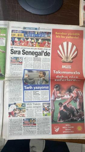 FOTOMAÇ SPOR GAZETESİ - TURKISH NEWSPAPER - DOĞUM GÜNÜ HEDİYESİ  - EKSİKSİZ TAM TAKIM GAZETE - 19 HAZİRAN 2002 ÇARŞAMBA  ÜMİT DAVALA - ALPAY ÖZALAN - HAKAN ŞÜKÜR - RÜŞTÜ REÇBER - EMRE BELÖZOĞLU - OKAN BURUK - YILDIRAY BAŞTÜRK - ŞENOL GÜNEŞ - COLLINA - HENRI CAMARA - BRUNO METSU - HENRIK LARSSON - AZİZ YILDIRIM - ALİ YILDIRIM - ORTEGA - ALMEYDA - WASHINGTON - SERGEN YALÇIN - AHMET DURSUN - YILDIRIM DEMİRÖREN - HÜSNÜ GÜRELİ - İBRAHİM ALTINSAY - ALİ DÜRÜST - OZHAN CANAYDIN - MONDRAGON - PASCAL NOUMA - BURAK ELMAS - OSCAR CORDOBA - ZAGO  TÜRKİYE TARİH YAZDI: JAPONYA’YI ÜMİT DAVALA’NIN HARİKA KAFA GOLÜYLE 1-0 YENEREK ÇEYREK FİNALE YÜKSELDİ - TÜRKİYE DÜNYANIN EN İYİ 8 TAKIMI ARASINDA - ALPAY MAÇIN YILDIZI SEÇİLDİ - TÜRKİYE’NİN RAKİBİ SENEGAL, MAÇ 22 HAZİRAN’DA OSAKA’DA - ŞENOL GÜNEŞ: “TARİH YAZIYORUZ, HEDEF YARI FİNAL” - HAKAN ŞÜKÜR 77. KEZ MİLLİ FORMAYI GİYEREK REKOR KIRDI - RÜŞTÜ SAKATLIĞA RAĞMEN KALEDE - OKAN BURUK: “SENEGAL MAÇINA YETİŞMEYİ UMUYORUM” - LARSSON MİLLİ TAKIMI BIRAKTI - METS