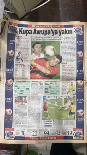 FOTOMAÇ SPOR GAZETESİ - TURKISH NEWSPAPER - DOĞUM GÜNÜ HEDİYESİ  - EKSİKSİZ TAM TAKIM GAZETE - 20 HAZİRAN 2002 PERŞEMBE  RÜŞTÜ REÇBER - ALPAY ÖZALAN - ÜMİT DAVALA - HAKAN ŞÜKÜR - EMRE BELÖZOĞLU - OKAN BURUK - YILDIRAY BAŞTÜRK - ŞENOL GÜNEŞ - HASAN ŞAŞ - BÜLENT KORKMAZ - ERGÜN PENBE - TUGAY KERİMOĞLU - OSCAR RUIZ - AZİZ YILDIRIM - ALİ YILDIRIM - ORTEGA - ALMEYDA - WASHINGTON - SERGEN YALÇIN - AHMET DURSUN - YILDIRIM DEMİRÖREN - HÜSNÜ GÜRELİ - İBRAHİM ALTINSAY - ALİ DÜRÜST - OZHAN CANAYDIN - MONDRAGON - PASCAL NOUMA - BURAK ELMAS - OSCAR CORDOBA - ZAGO - JANCKER - CAPONE  DÜNYA KUPASI’NDA TÜRK YILDIZLAR AVRUPA DEVLERİNİN RADARINDA: EMRE İÇİN ARSENAL, HASAN İÇİN JUVENTUS VE ROMA, ALPAY İÇİN DORTMUND, YILDIRAY İÇİN BAYERN DEVREDE - RÜŞTÜ MANCHESTER UNITED’IN HEDEFİNDE - ÜMİT DAVALA İÇİN MANCHESTER VE MİLAN TAKİPTE - HASAN ŞAŞ’A GALATASARAY’DAN 3 YIL İÇİN 3.3 MİLYON DOLAR TEKLİF - GALATASARAY JANCKER İÇİN BAYERN MÜNİH’LE PAZARLIKTA, FİYAT 5.5 MİLYON DOLARA İNDİ - MONDRAGON’UN FRANSA YASAĞI
