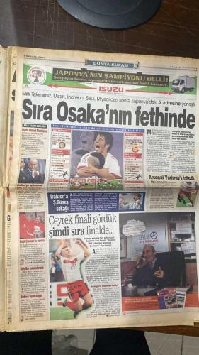 FOTOMAÇ SPOR GAZETESİ - TURKISH NEWSPAPER - DOĞUM GÜNÜ HEDİYESİ  - EKSİKSİZ TAM TAKIM GAZETE - 20 HAZİRAN 2002 PERŞEMBE  RÜŞTÜ REÇBER - ALPAY ÖZALAN - ÜMİT DAVALA - HAKAN ŞÜKÜR - EMRE BELÖZOĞLU - OKAN BURUK - YILDIRAY BAŞTÜRK - ŞENOL GÜNEŞ - HASAN ŞAŞ - BÜLENT KORKMAZ - ERGÜN PENBE - TUGAY KERİMOĞLU - OSCAR RUIZ - AZİZ YILDIRIM - ALİ YILDIRIM - ORTEGA - ALMEYDA - WASHINGTON - SERGEN YALÇIN - AHMET DURSUN - YILDIRIM DEMİRÖREN - HÜSNÜ GÜRELİ - İBRAHİM ALTINSAY - ALİ DÜRÜST - OZHAN CANAYDIN - MONDRAGON - PASCAL NOUMA - BURAK ELMAS - OSCAR CORDOBA - ZAGO - JANCKER - CAPONE  DÜNYA KUPASI’NDA TÜRK YILDIZLAR AVRUPA DEVLERİNİN RADARINDA: EMRE İÇİN ARSENAL, HASAN İÇİN JUVENTUS VE ROMA, ALPAY İÇİN DORTMUND, YILDIRAY İÇİN BAYERN DEVREDE - RÜŞTÜ MANCHESTER UNITED’IN HEDEFİNDE - ÜMİT DAVALA İÇİN MANCHESTER VE MİLAN TAKİPTE - HASAN ŞAŞ’A GALATASARAY’DAN 3 YIL İÇİN 3.3 MİLYON DOLAR TEKLİF - GALATASARAY JANCKER İÇİN BAYERN MÜNİH’LE PAZARLIKTA, FİYAT 5.5 MİLYON DOLARA İNDİ - MONDRAGON’UN FRANSA YASAĞI