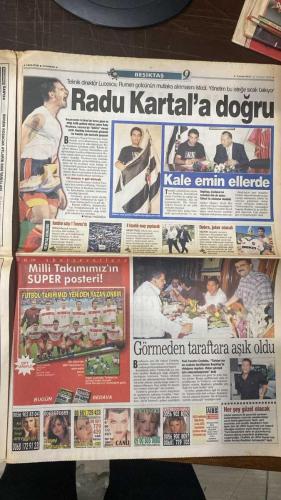 FOTOMAÇ SPOR GAZETESİ - TURKISH NEWSPAPER - DOĞUM GÜNÜ HEDİYESİ  - EKSİKSİZ TAM TAKIM GAZETE - 22 HAZİRAN 2002 CUMARTESİ  ALMEYDA - JILBERTO SILVA - SADETTİN SARAN - HAKAN BİLAL KUTLUALP - LORANT - ALİ GÜNEŞ - WASHINGTON - REVIVO - ORTEGA - CEYHUN - YUSUF - OKTAY - MUSTAFA DOĞAN - RAPAIÇ - OGÜN - MONDRAGON - HASAN ŞAŞ - CAPONE - FATİH TERİM - MAURICIO POCHETTINO - DJALMINHA - ALPAY ÖZALAN - HAKAN ŞÜKÜR - ŞENOL GÜNEŞ - BRUNO METSU - HAKAN ÜNSAL - ERGÜN PENBE - ABDULLAH ERCAN - OSCAR RUIZ  TÜRKİYE SENEGAL KARŞISINDA: ÇEYREK FİNAL YETMEZ, HEDEF YARI FİNAL - OSAKA’DA SAHNE ALIYORUZ, MAÇI OSCAR RUIZ YÖNETECEK - HAKAN ÜNSAL SAKAT, YERİNE ERGÜN YA DA ABDULLAH - ŞENOL GÜNEŞ: “OYUNCULARIMDAN OLAĞANDIŞI BİR ŞEY İSTEMİYORUM, SADECE BİRAZ DAHA FAZLA GAYRET” - ALPAY: “SENEGAL’İ YENİP DÜNYANIN EN İYİ 4 TAKIMINDAN BİRİ OLACAĞIZ” - HAKAN ŞÜKÜR: “İŞİMİZ BİTMEDİ, DAHA ÇOK ZAFER VAR” - BREZİLYA İNGİLTERE’Yİ YENEREK YARI FİNALDE, ALMANYA ABD’Yİ ELEDİ - FENERBAHÇE SON YABANCI TRANSFERİNDE GILBERTO SILVA’YI