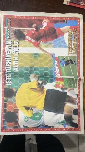 FOTOMAÇ SPOR GAZETESİ - TURKISH NEWSPAPER - DOĞUM GÜNÜ HEDİYESİ  - EKSİKSİZ TAM TAKIM GAZETE - 23 HAZİRAN 2002 PAZAR  ÜMİT DAVALA -İLHAN MANSIZ-RÜŞTÜ REÇBER-ALPAY ÖZALAN-BÜLENT KORKMAZ - FATİH AKYEL - ERGÜN PENBE - TUGAY KERİMOĞLU - EMRE BELÖZOĞLU - YILDIRAY BAŞTÜRK - HASAN ŞAŞ - HAKAN ŞÜKÜR - ŞENOL GÜNEŞ - EL HADJI DIOUF - BRUNO METSU - CELAL DOĞAN - ARIEL ORTEGA - NİHAT KAHVECİ - SİMAO  TÜRKİYE TARİH YAZDI: SENEGAL’İ İLHAN MANSIZ’IN ALTIN GOLÜYLE 1-0 YENEREK YARI FİNALE YÜKSELDİ - ÜMİT DAVALA ORTALADI, İLHAN VURDU, BİR ÜLKE SOKAĞA DÖKÜLDÜ - METSU: “ÇOK KALİTELİ BİR TÜRK TAKIMINA KARŞI KAYBETTİK” - DIOUF: “GALİBİYETİ HAK ETTİLER” - TÜRKİYE DÜNYANIN EN İYİ 4 TAKIMI ARASINDA - BREZİLYA İNGİLTERE’Yİ YENEREK YARI FİNALDE, ALMANYA ABD’Yİ ELEDİ- TÜRKİYE’NİN YARI FİNALDEKİ RAKİBİ BREZİLYA-ORTEGA BUGÜN İSTANBUL’DA, FENERBAHÇE’YE RESMEN İMZA ATIYOR-İLHAN MANSIZ ALTIN GOL POSTERİ-MİLLİ TAKIM POSTERİ-YARI FİNALDEYİZ İLHAN MANSIZ POSTERİ-MİLLİLER KAPAK POSTERİ