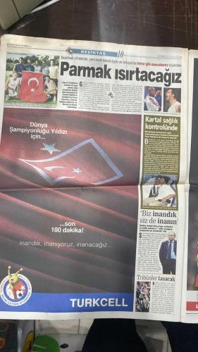 FOTOMAÇ SPOR GAZETESİ - TURKISH NEWSPAPER - DOĞUM GÜNÜ HEDİYESİ  - EKSİKSİZ TAM TAKIM GAZETE - 23 HAZİRAN 2002 PAZAR  ÜMİT DAVALA -İLHAN MANSIZ-RÜŞTÜ REÇBER-ALPAY ÖZALAN-BÜLENT KORKMAZ - FATİH AKYEL - ERGÜN PENBE - TUGAY KERİMOĞLU - EMRE BELÖZOĞLU - YILDIRAY BAŞTÜRK - HASAN ŞAŞ - HAKAN ŞÜKÜR - ŞENOL GÜNEŞ - EL HADJI DIOUF - BRUNO METSU - CELAL DOĞAN - ARIEL ORTEGA - NİHAT KAHVECİ - SİMAO  TÜRKİYE TARİH YAZDI: SENEGAL’İ İLHAN MANSIZ’IN ALTIN GOLÜYLE 1-0 YENEREK YARI FİNALE YÜKSELDİ - ÜMİT DAVALA ORTALADI, İLHAN VURDU, BİR ÜLKE SOKAĞA DÖKÜLDÜ - METSU: “ÇOK KALİTELİ BİR TÜRK TAKIMINA KARŞI KAYBETTİK” - DIOUF: “GALİBİYETİ HAK ETTİLER” - TÜRKİYE DÜNYANIN EN İYİ 4 TAKIMI ARASINDA - BREZİLYA İNGİLTERE’Yİ YENEREK YARI FİNALDE, ALMANYA ABD’Yİ ELEDİ- TÜRKİYE’NİN YARI FİNALDEKİ RAKİBİ BREZİLYA-ORTEGA BUGÜN İSTANBUL’DA, FENERBAHÇE’YE RESMEN İMZA ATIYOR-İLHAN MANSIZ ALTIN GOL POSTERİ-MİLLİ TAKIM POSTERİ-YARI FİNALDEYİZ İLHAN MANSIZ POSTERİ-MİLLİLER KAPAK POSTERİ