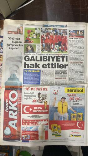 FOTOMAÇ SPOR GAZETESİ - TURKISH NEWSPAPER - DOĞUM GÜNÜ HEDİYESİ  - EKSİKSİZ TAM TAKIM GAZETE - 23 HAZİRAN 2002 PAZAR  ÜMİT DAVALA -İLHAN MANSIZ-RÜŞTÜ REÇBER-ALPAY ÖZALAN-BÜLENT KORKMAZ - FATİH AKYEL - ERGÜN PENBE - TUGAY KERİMOĞLU - EMRE BELÖZOĞLU - YILDIRAY BAŞTÜRK - HASAN ŞAŞ - HAKAN ŞÜKÜR - ŞENOL GÜNEŞ - EL HADJI DIOUF - BRUNO METSU - CELAL DOĞAN - ARIEL ORTEGA - NİHAT KAHVECİ - SİMAO  TÜRKİYE TARİH YAZDI: SENEGAL’İ İLHAN MANSIZ’IN ALTIN GOLÜYLE 1-0 YENEREK YARI FİNALE YÜKSELDİ - ÜMİT DAVALA ORTALADI, İLHAN VURDU, BİR ÜLKE SOKAĞA DÖKÜLDÜ - METSU: “ÇOK KALİTELİ BİR TÜRK TAKIMINA KARŞI KAYBETTİK” - DIOUF: “GALİBİYETİ HAK ETTİLER” - TÜRKİYE DÜNYANIN EN İYİ 4 TAKIMI ARASINDA - BREZİLYA İNGİLTERE’Yİ YENEREK YARI FİNALDE, ALMANYA ABD’Yİ ELEDİ- TÜRKİYE’NİN YARI FİNALDEKİ RAKİBİ BREZİLYA-ORTEGA BUGÜN İSTANBUL’DA, FENERBAHÇE’YE RESMEN İMZA ATIYOR-İLHAN MANSIZ ALTIN GOL POSTERİ-MİLLİ TAKIM POSTERİ-YARI FİNALDEYİZ İLHAN MANSIZ POSTERİ-MİLLİLER KAPAK POSTERİ
