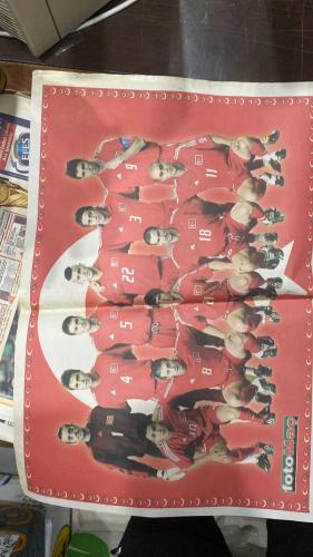 FOTOMAÇ SPOR GAZETESİ - TURKISH NEWSPAPER - DOĞUM GÜNÜ HEDİYESİ  - EKSİKSİZ TAM TAKIM GAZETE - 23 HAZİRAN 2002 PAZAR  ÜMİT DAVALA -İLHAN MANSIZ-RÜŞTÜ REÇBER-ALPAY ÖZALAN-BÜLENT KORKMAZ - FATİH AKYEL - ERGÜN PENBE - TUGAY KERİMOĞLU - EMRE BELÖZOĞLU - YILDIRAY BAŞTÜRK - HASAN ŞAŞ - HAKAN ŞÜKÜR - ŞENOL GÜNEŞ - EL HADJI DIOUF - BRUNO METSU - CELAL DOĞAN - ARIEL ORTEGA - NİHAT KAHVECİ - SİMAO  TÜRKİYE TARİH YAZDI: SENEGAL’İ İLHAN MANSIZ’IN ALTIN GOLÜYLE 1-0 YENEREK YARI FİNALE YÜKSELDİ - ÜMİT DAVALA ORTALADI, İLHAN VURDU, BİR ÜLKE SOKAĞA DÖKÜLDÜ - METSU: “ÇOK KALİTELİ BİR TÜRK TAKIMINA KARŞI KAYBETTİK” - DIOUF: “GALİBİYETİ HAK ETTİLER” - TÜRKİYE DÜNYANIN EN İYİ 4 TAKIMI ARASINDA - BREZİLYA İNGİLTERE’Yİ YENEREK YARI FİNALDE, ALMANYA ABD’Yİ ELEDİ- TÜRKİYE’NİN YARI FİNALDEKİ RAKİBİ BREZİLYA-ORTEGA BUGÜN İSTANBUL’DA, FENERBAHÇE’YE RESMEN İMZA ATIYOR-İLHAN MANSIZ ALTIN GOL POSTERİ-MİLLİ TAKIM POSTERİ-YARI FİNALDEYİZ İLHAN MANSIZ POSTERİ-MİLLİLER KAPAK POSTERİ