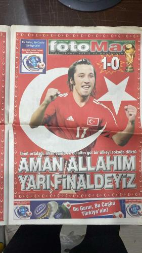 FOTOMAÇ SPOR GAZETESİ - TURKISH NEWSPAPER - DOĞUM GÜNÜ HEDİYESİ  - EKSİKSİZ TAM TAKIM GAZETE - 23 HAZİRAN 2002 PAZAR  ÜMİT DAVALA -İLHAN MANSIZ-RÜŞTÜ REÇBER-ALPAY ÖZALAN-BÜLENT KORKMAZ - FATİH AKYEL - ERGÜN PENBE - TUGAY KERİMOĞLU - EMRE BELÖZOĞLU - YILDIRAY BAŞTÜRK - HASAN ŞAŞ - HAKAN ŞÜKÜR - ŞENOL GÜNEŞ - EL HADJI DIOUF - BRUNO METSU - CELAL DOĞAN - ARIEL ORTEGA - NİHAT KAHVECİ - SİMAO  TÜRKİYE TARİH YAZDI: SENEGAL’İ İLHAN MANSIZ’IN ALTIN GOLÜYLE 1-0 YENEREK YARI FİNALE YÜKSELDİ - ÜMİT DAVALA ORTALADI, İLHAN VURDU, BİR ÜLKE SOKAĞA DÖKÜLDÜ - METSU: “ÇOK KALİTELİ BİR TÜRK TAKIMINA KARŞI KAYBETTİK” - DIOUF: “GALİBİYETİ HAK ETTİLER” - TÜRKİYE DÜNYANIN EN İYİ 4 TAKIMI ARASINDA - BREZİLYA İNGİLTERE’Yİ YENEREK YARI FİNALDE, ALMANYA ABD’Yİ ELEDİ- TÜRKİYE’NİN YARI FİNALDEKİ RAKİBİ BREZİLYA-ORTEGA BUGÜN İSTANBUL’DA, FENERBAHÇE’YE RESMEN İMZA ATIYOR-İLHAN MANSIZ ALTIN GOL POSTERİ-MİLLİ TAKIM POSTERİ-YARI FİNALDEYİZ İLHAN MANSIZ POSTERİ-MİLLİLER KAPAK POSTERİ