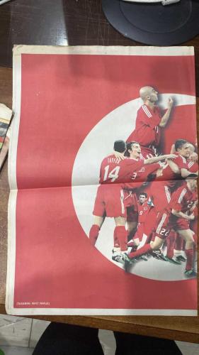 FOTOMAÇ SPOR GAZETESİ - TURKISH NEWSPAPER - DOĞUM GÜNÜ HEDİYESİ  - EKSİKSİZ TAM TAKIM GAZETE - 23 HAZİRAN 2002 PAZAR  ÜMİT DAVALA -İLHAN MANSIZ-RÜŞTÜ REÇBER-ALPAY ÖZALAN-BÜLENT KORKMAZ - FATİH AKYEL - ERGÜN PENBE - TUGAY KERİMOĞLU - EMRE BELÖZOĞLU - YILDIRAY BAŞTÜRK - HASAN ŞAŞ - HAKAN ŞÜKÜR - ŞENOL GÜNEŞ - EL HADJI DIOUF - BRUNO METSU - CELAL DOĞAN - ARIEL ORTEGA - NİHAT KAHVECİ - SİMAO  TÜRKİYE TARİH YAZDI: SENEGAL’İ İLHAN MANSIZ’IN ALTIN GOLÜYLE 1-0 YENEREK YARI FİNALE YÜKSELDİ - ÜMİT DAVALA ORTALADI, İLHAN VURDU, BİR ÜLKE SOKAĞA DÖKÜLDÜ - METSU: “ÇOK KALİTELİ BİR TÜRK TAKIMINA KARŞI KAYBETTİK” - DIOUF: “GALİBİYETİ HAK ETTİLER” - TÜRKİYE DÜNYANIN EN İYİ 4 TAKIMI ARASINDA - BREZİLYA İNGİLTERE’Yİ YENEREK YARI FİNALDE, ALMANYA ABD’Yİ ELEDİ- TÜRKİYE’NİN YARI FİNALDEKİ RAKİBİ BREZİLYA-ORTEGA BUGÜN İSTANBUL’DA, FENERBAHÇE’YE RESMEN İMZA ATIYOR-İLHAN MANSIZ ALTIN GOL POSTERİ-MİLLİ TAKIM POSTERİ-YARI FİNALDEYİZ İLHAN MANSIZ POSTERİ-MİLLİLER KAPAK POSTERİ
