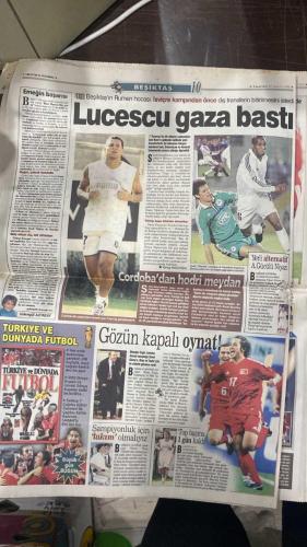 FOTOMAÇ SPOR GAZETESİ - TURKISH NEWSPAPER - DOĞUM GÜNÜ HEDİYESİ  - EKSİKSİZ TAM TAKIM GAZETE -24 HAZİRAN 2002 PAZARTESİ  İLHAN MANSIZ - ÜMİT DAVALA - RÜŞTÜ REÇBER - ALPAY ÖZALAN - BÜLENT KORKMAZ - FATİH AKYEL - ERGÜN PENBE - TUGAY KERİMOĞLU - EMRE BELÖZOĞLU - YILDIRAY BAŞTÜRK - HASAN ŞAŞ - HAKAN ŞÜKÜR - ŞENOL GÜNEŞ - EL HADJI DIOUF - BRUNO METSU - CELAL DOĞAN - ARIEL ORTEGA - GILBERTO SILVA - WASHINGTON - REVIVO - ALİ GÜNEŞ - NİHAT KAHVECİ - SİMAO - FİKRET ÜNLÜ  TÜRKİYE TARİH YAZDI: SENEGAL’İ İLHAN MANSIZ’IN ALTIN GOLÜYLE 1-0 YENEREK YARI FİNALE YÜKSELDİ - DÜNYA BASINI TÜRKİYE’Yİ MANŞETLERİNE TAŞIDI, “FUTBOLUN TANRISI” - ŞENOL GÜNEŞ: “OYUNCULARIMDAN SADECE BİRAZ DAHA GAYRET İSTİYORUM” - BREZİLYA İNGİLTERE’Yİ YENEREK YARI FİNALDE, ALMANYA ABD’Yİ ELEDİ - YARI FİNALDE RAKİBİMİZ BREZİLYA, MAÇI KİM MILTON NIELSEN YÖNETECEK - METSU: “ÇOK KALİTELİ BİR TÜRK TAKIMINA KARŞI KAYBETTİK” - DIOUF: “GALİBİYETİ HAK ETTİLER” - TÜRKİYE DÜNDYADA EN İYİ İLK 4 TAKIM ARASINDA