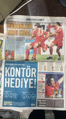 FOTOMAÇ SPOR GAZETESİ - TURKISH NEWSPAPER - DOĞUM GÜNÜ HEDİYESİ  - EKSİKSİZ TAM TAKIM GAZETE -24 HAZİRAN 2002 PAZARTESİ  İLHAN MANSIZ - ÜMİT DAVALA - RÜŞTÜ REÇBER - ALPAY ÖZALAN - BÜLENT KORKMAZ - FATİH AKYEL - ERGÜN PENBE - TUGAY KERİMOĞLU - EMRE BELÖZOĞLU - YILDIRAY BAŞTÜRK - HASAN ŞAŞ - HAKAN ŞÜKÜR - ŞENOL GÜNEŞ - EL HADJI DIOUF - BRUNO METSU - CELAL DOĞAN - ARIEL ORTEGA - GILBERTO SILVA - WASHINGTON - REVIVO - ALİ GÜNEŞ - NİHAT KAHVECİ - SİMAO - FİKRET ÜNLÜ  TÜRKİYE TARİH YAZDI: SENEGAL’İ İLHAN MANSIZ’IN ALTIN GOLÜYLE 1-0 YENEREK YARI FİNALE YÜKSELDİ - DÜNYA BASINI TÜRKİYE’Yİ MANŞETLERİNE TAŞIDI, “FUTBOLUN TANRISI” - ŞENOL GÜNEŞ: “OYUNCULARIMDAN SADECE BİRAZ DAHA GAYRET İSTİYORUM” - BREZİLYA İNGİLTERE’Yİ YENEREK YARI FİNALDE, ALMANYA ABD’Yİ ELEDİ - YARI FİNALDE RAKİBİMİZ BREZİLYA, MAÇI KİM MILTON NIELSEN YÖNETECEK - METSU: “ÇOK KALİTELİ BİR TÜRK TAKIMINA KARŞI KAYBETTİK” - DIOUF: “GALİBİYETİ HAK ETTİLER” - TÜRKİYE DÜNDYADA EN İYİ İLK 4 TAKIM ARASINDA